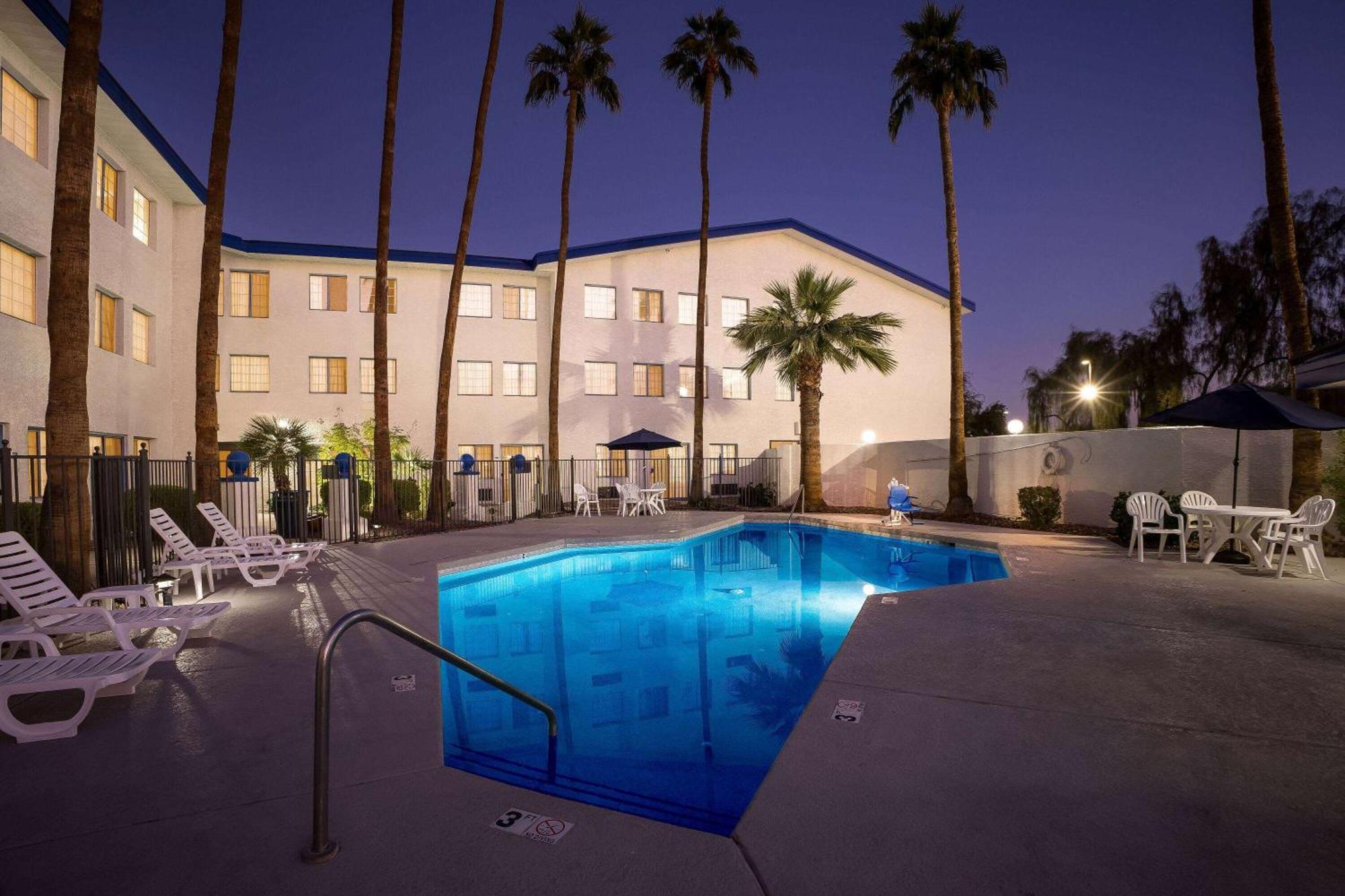 Days Inn & Suites By Wyndham Mesa Near Phoenix Exteriör bild